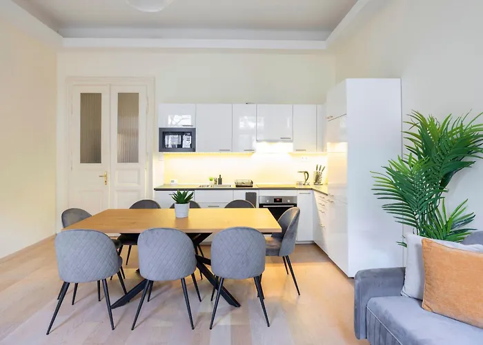 Exclusive & Spacious Central Residence W/ 4Bedrm 2Bathrm