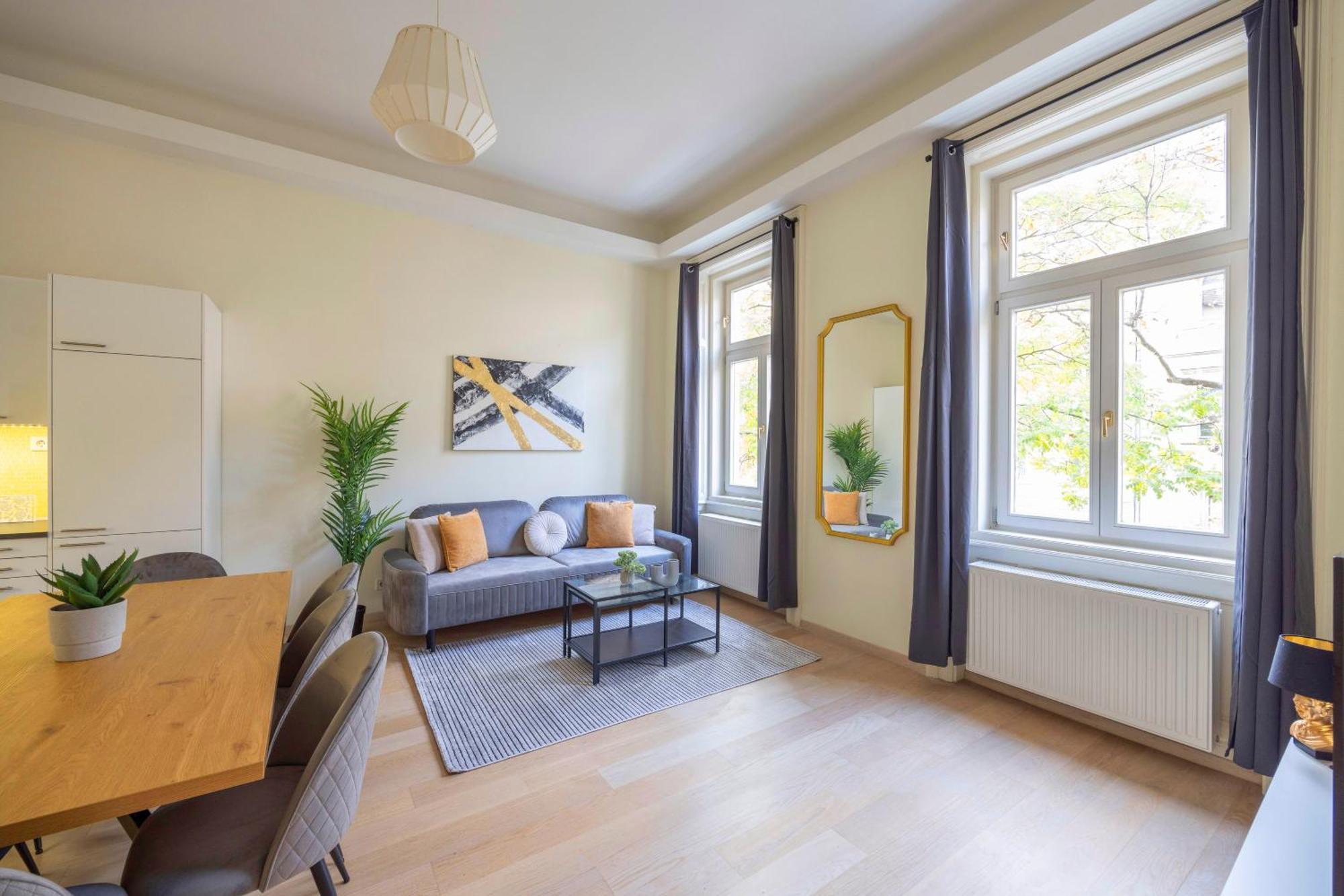Exclusive & Spacious W/ 4bedrm 2bathrm Будапешт