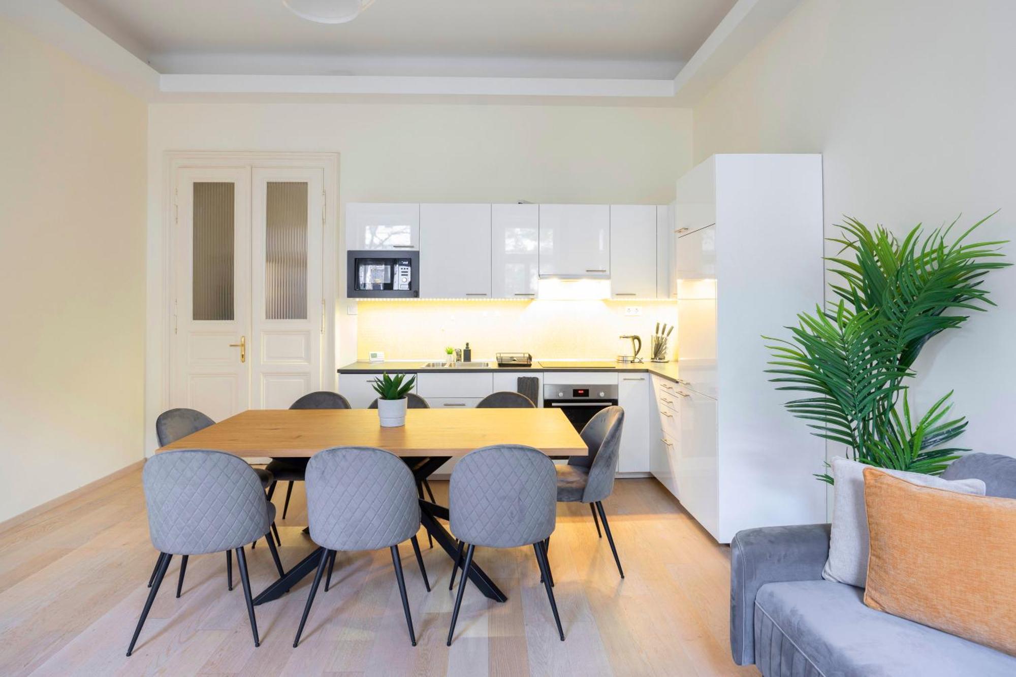 Апартаменти Exclusive & Spacious W/ 4bedrm 2bathrm