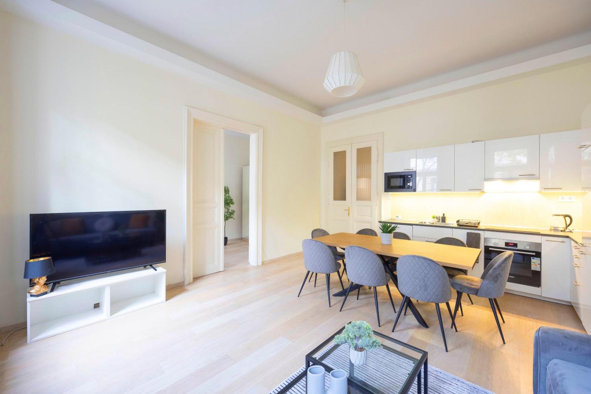 Exclusive & Spacious W/ 4bedrm 2bathrm Апартаменти