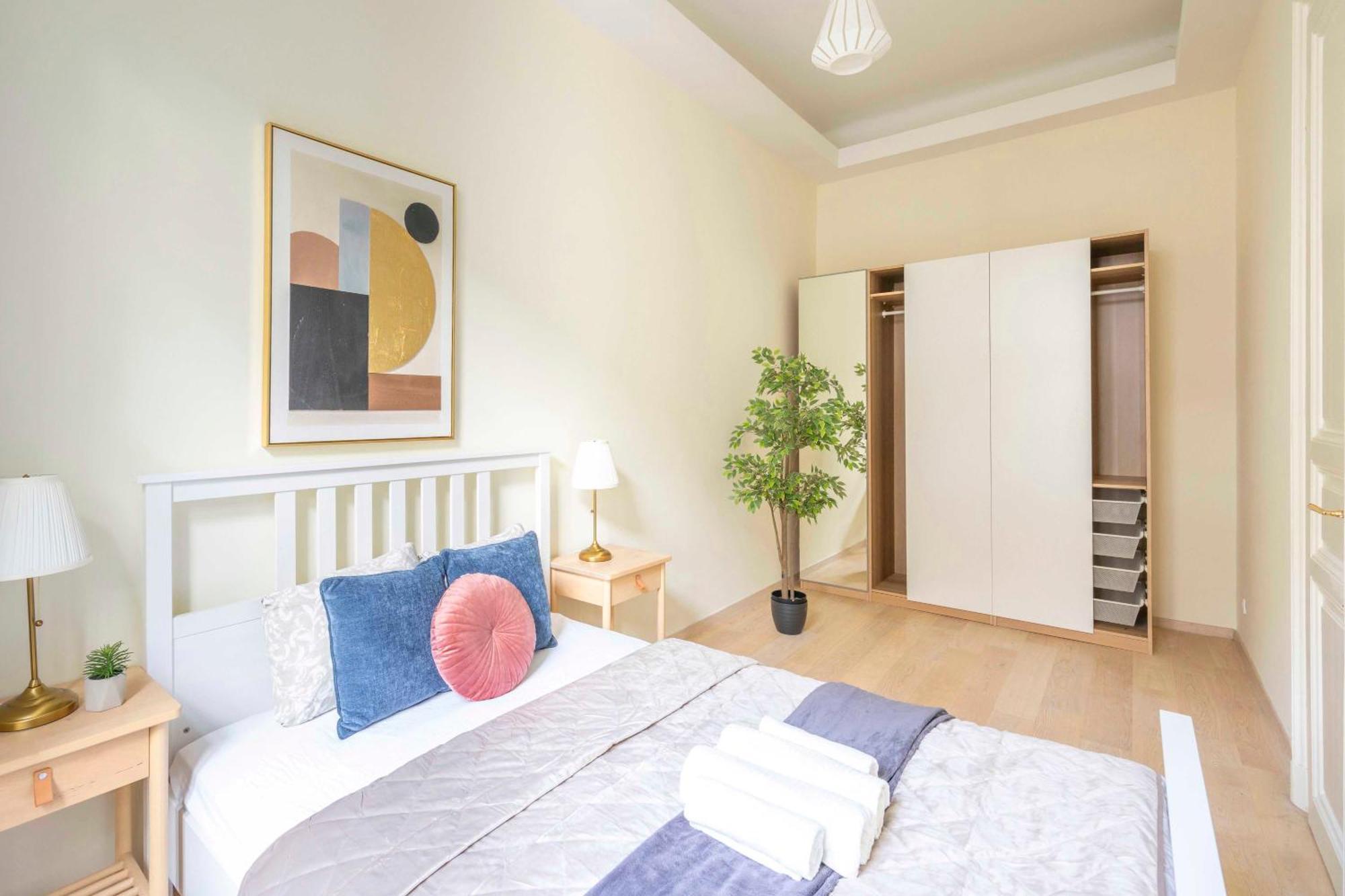 Exclusive & Spacious W/ 4bedrm 2bathrm Апартаменти