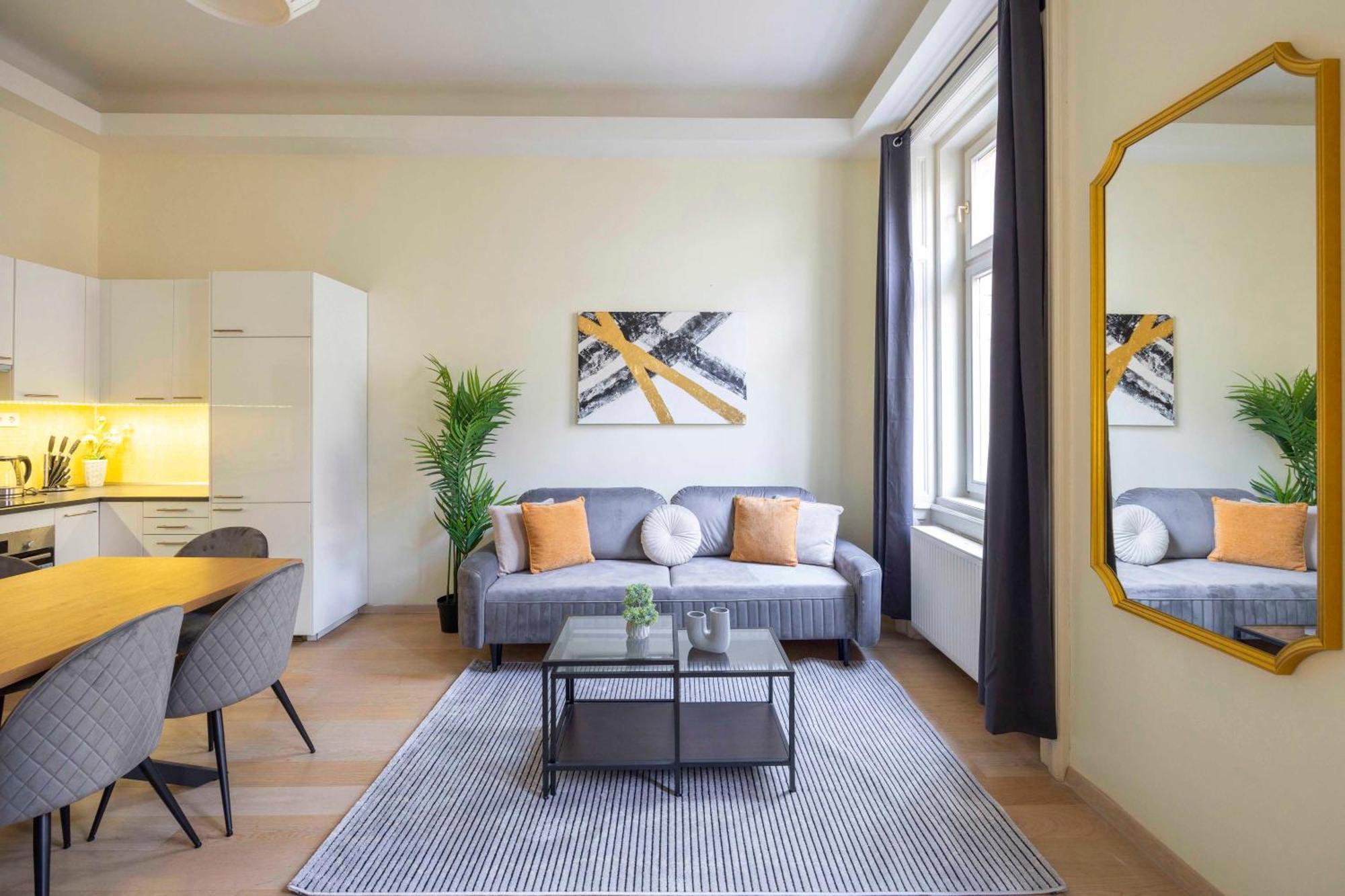 Апартаменти Exclusive & Spacious W/ 4bedrm 2bathrm